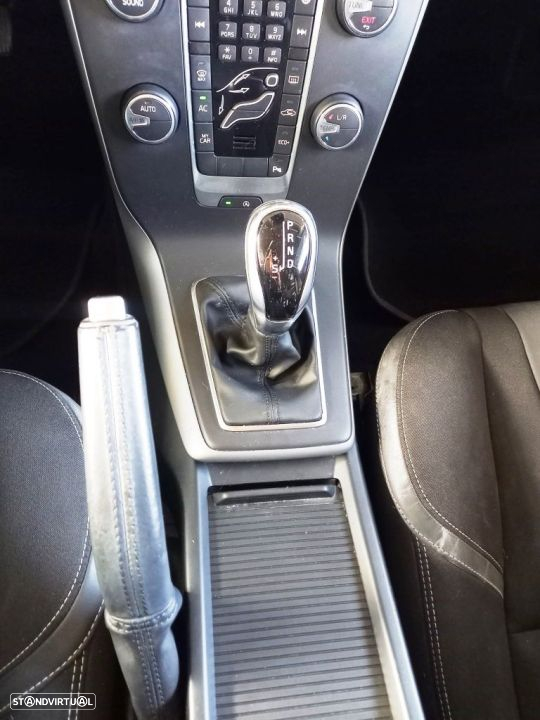Volvo V40 2.0 D2 Momentum Geartronic - 24
