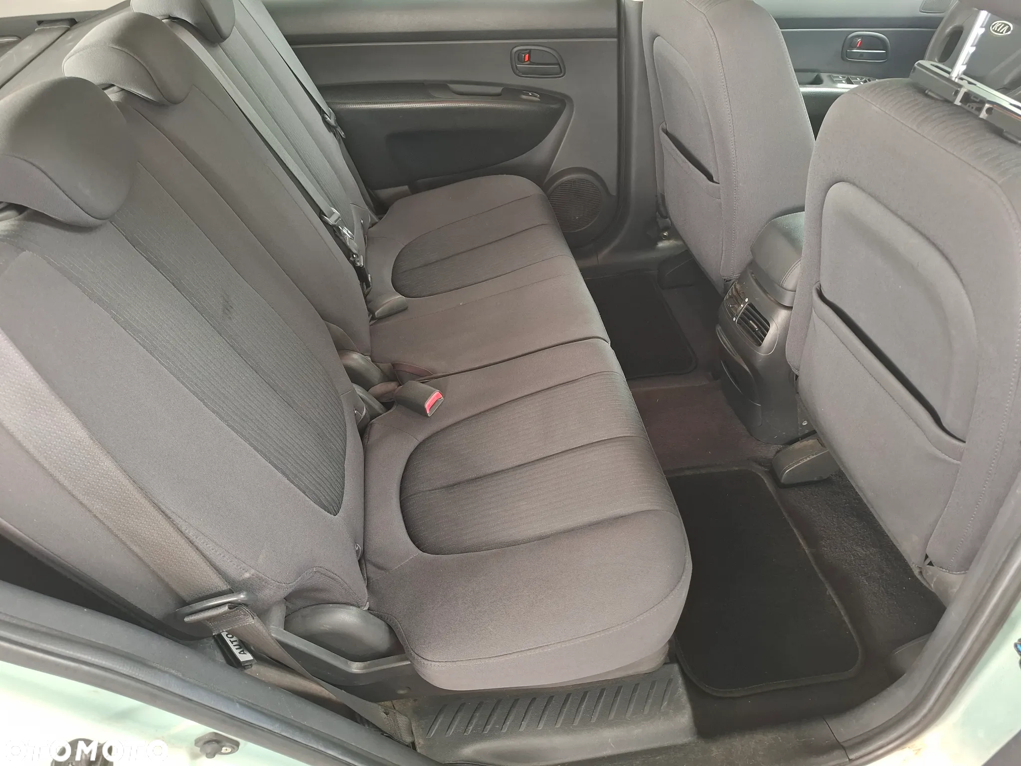 Kia Carens 2.0 EX - 27