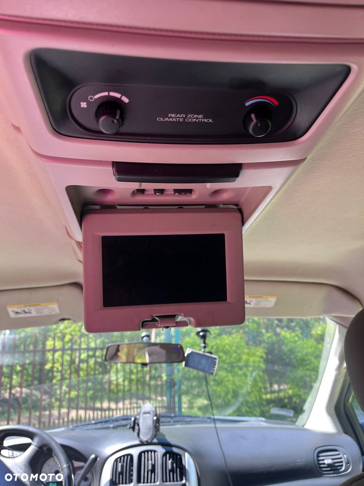 Chrysler Town & Country - 14