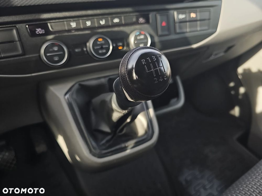 Volkswagen Caravelle - 24