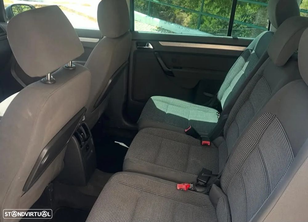 VW Touran 1.9 TDi Highline 7L - 32
