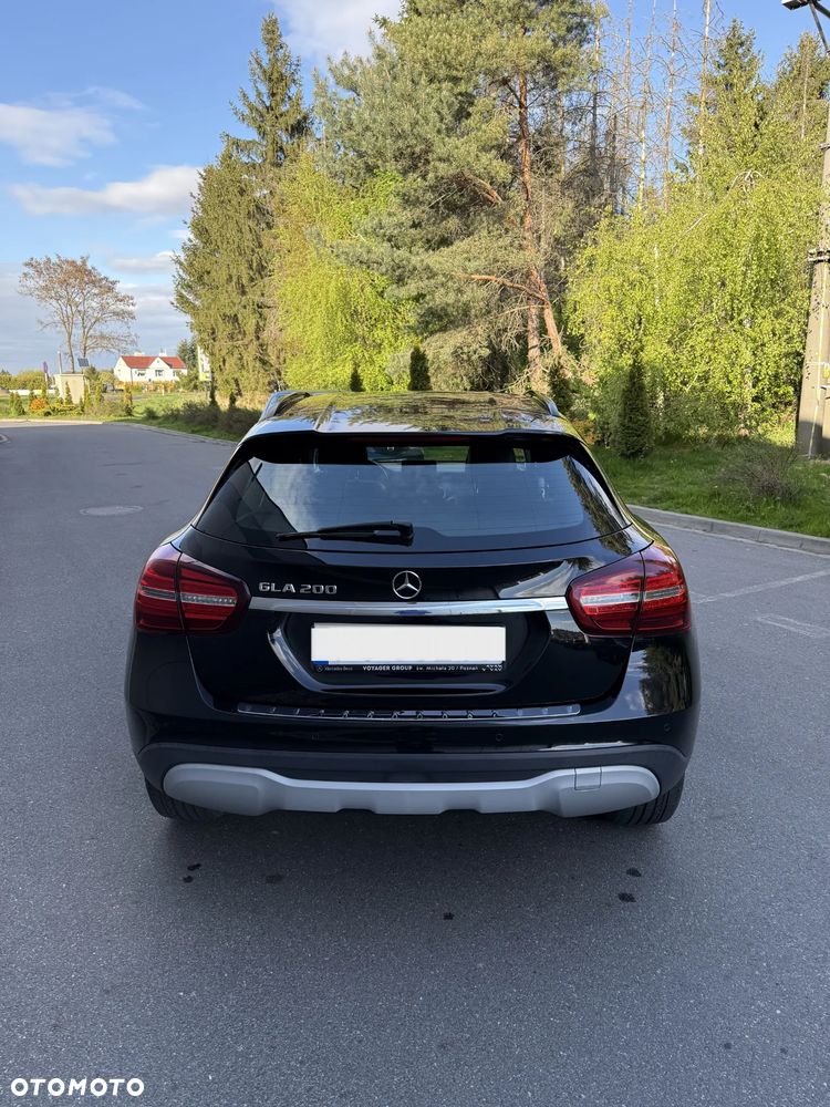 Mercedes-Benz GLA 200 7G-DCT - 4