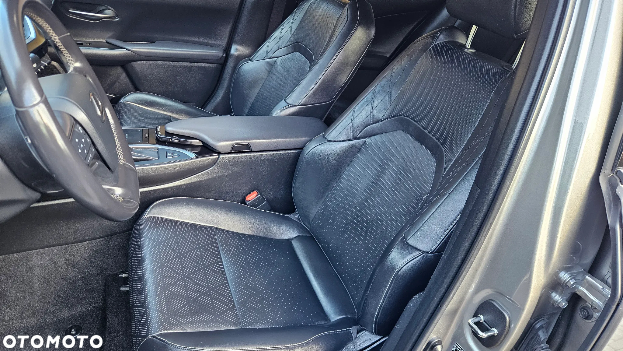 Lexus UX 250h Luxury Line - 22