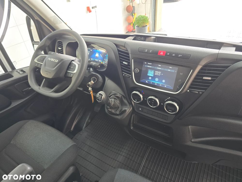 Iveco DAILY 35C16 / 50C16 KONTENER 8PALET WINDA DHOLLANDIA 750Kg 41Tyś km SERWIS ASO IVECO DO OSTATNIEGO Km STAN NOWY NOWY NOWY NA GWARANCJI BOGATA OPCJA WYPOSAŻENIA ASYSTENTY KIEROWCY TEMPOMAT KLIMA KAMERA COFANIA FOTEL KIEROWCY PNEŁMATYCZNY - 3