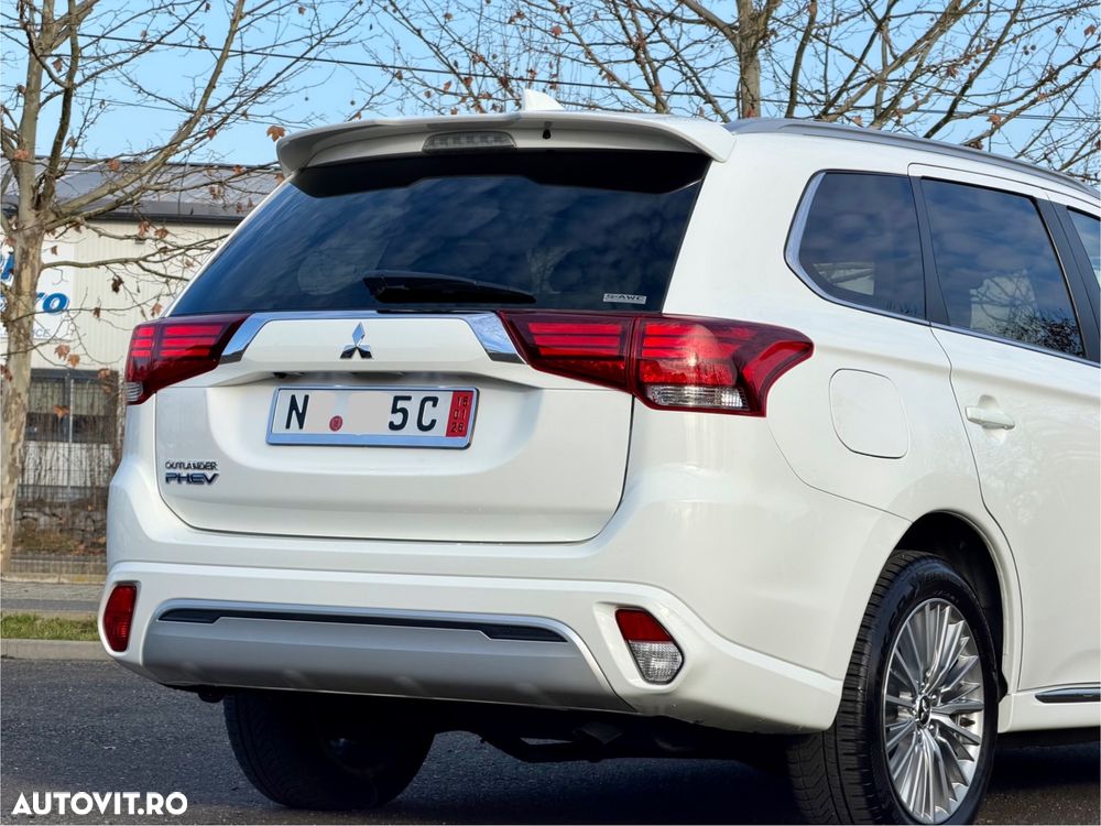 Mitsubishi Outlander 2.4 4WD Plug-In Hybrid - 28