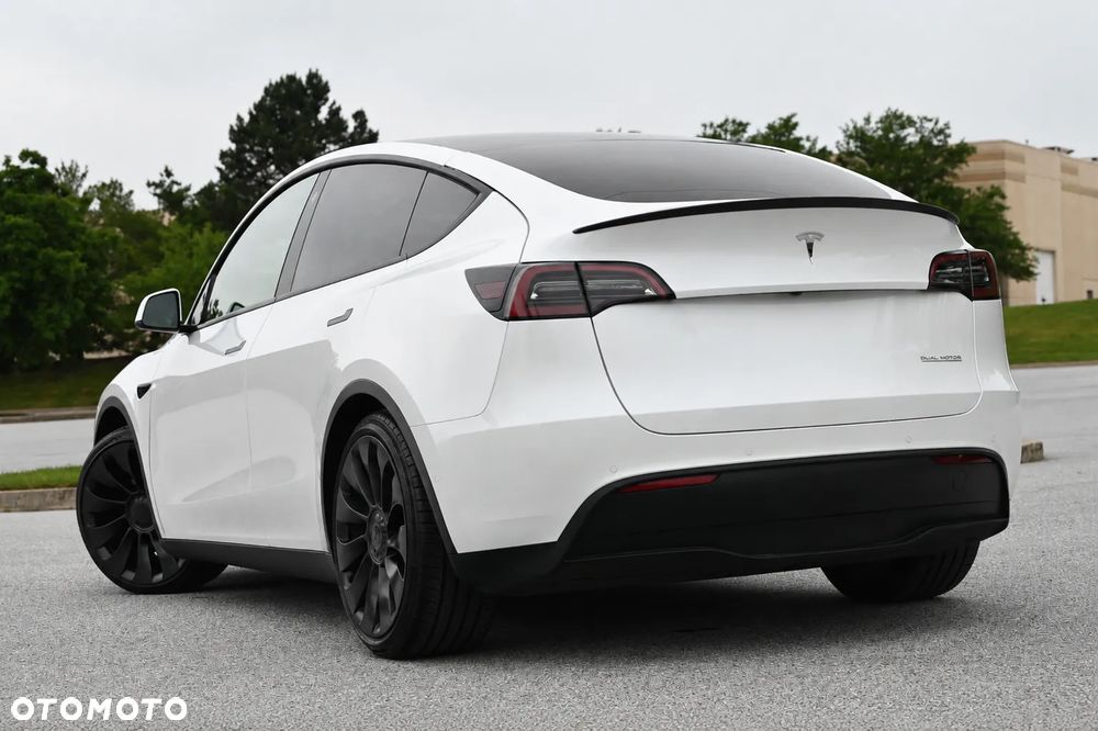 Tesla Model Y Long Range AWD - 8