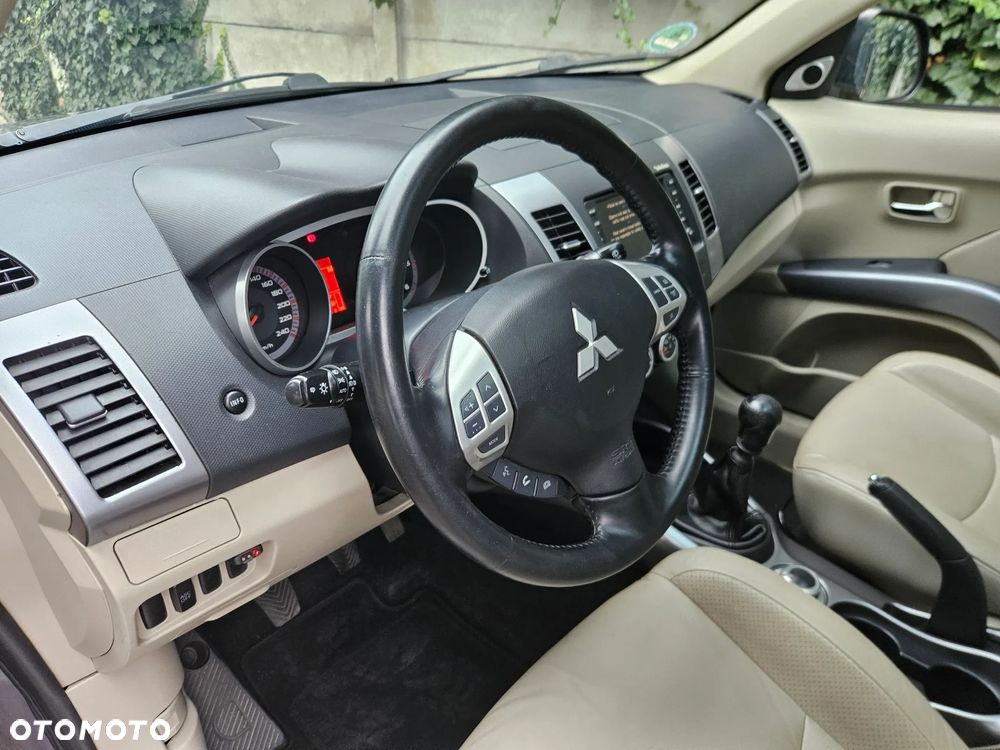 Mitsubishi Outlander 2.2 DI-D 4WD Intense - 11