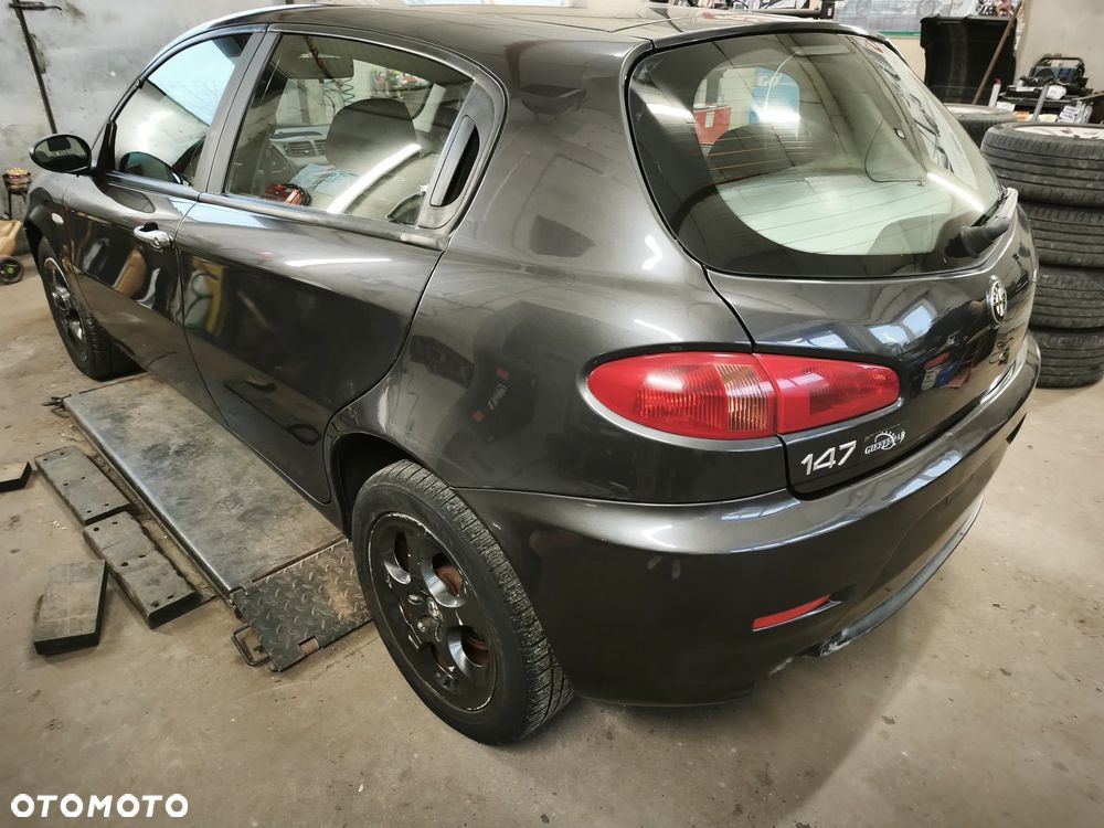 Alfa Romeo 147 1.9 JTDM 8V - 3