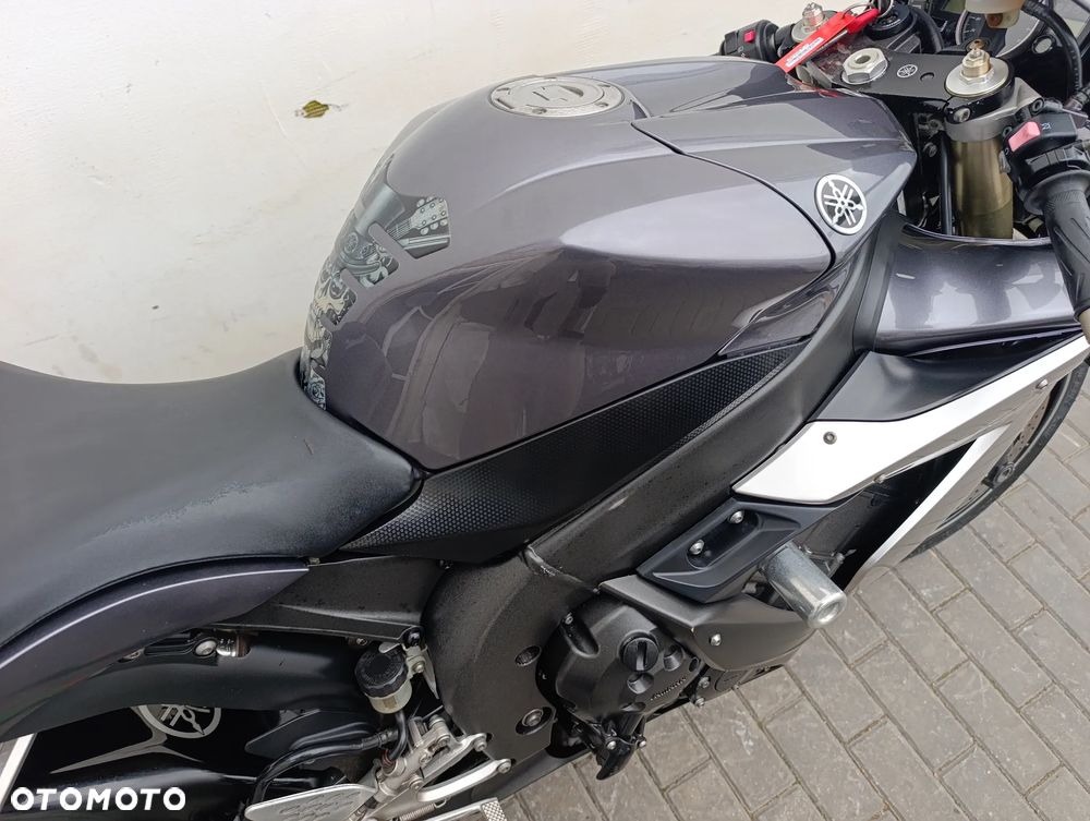 Yamaha R1 - 25
