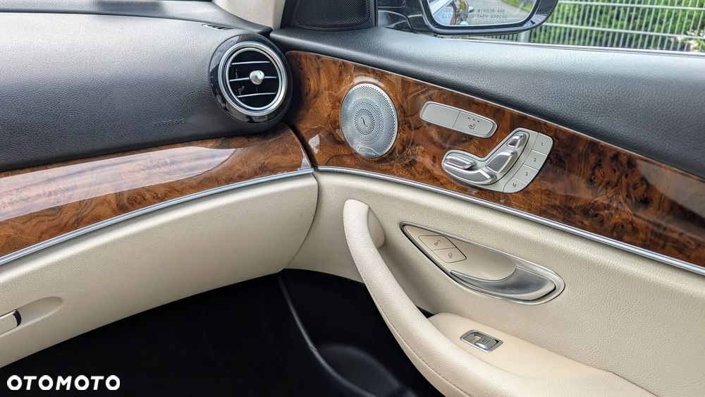 Mercedes-Benz Klasa E 300 9G-TRONIC - 23