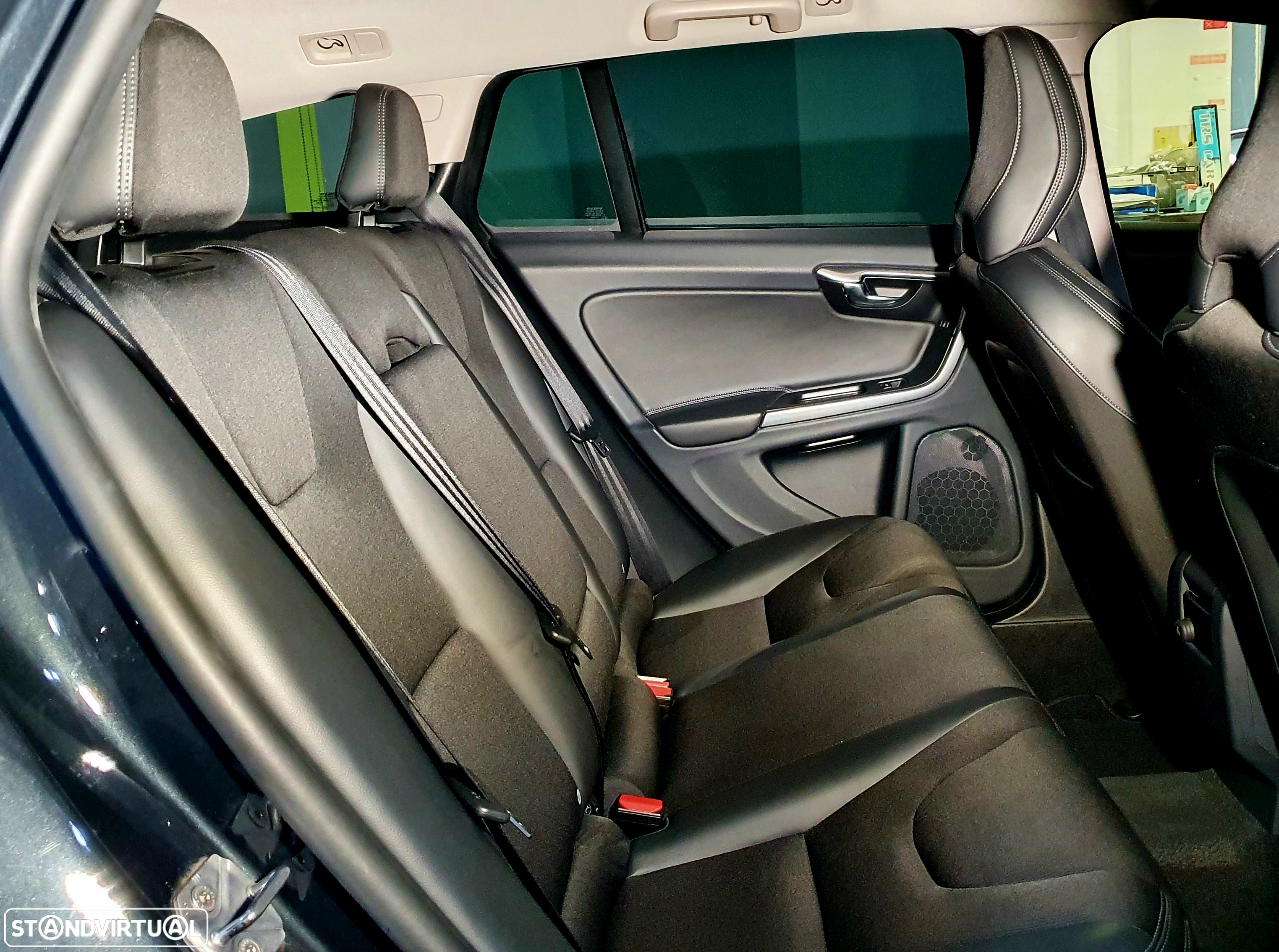 Volvo V60 2.0 D2 Momentum - 10