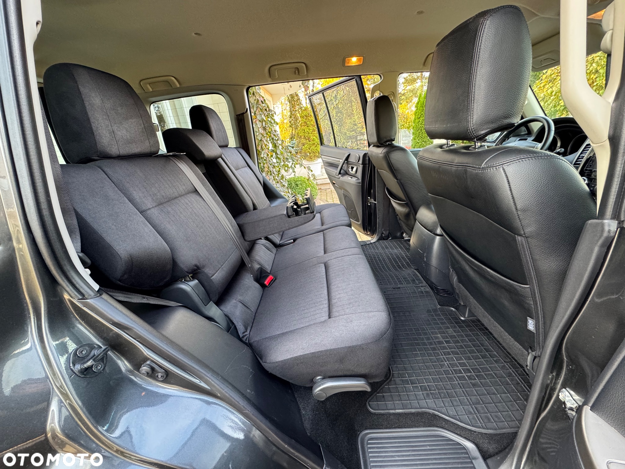 Mitsubishi Pajero - 24