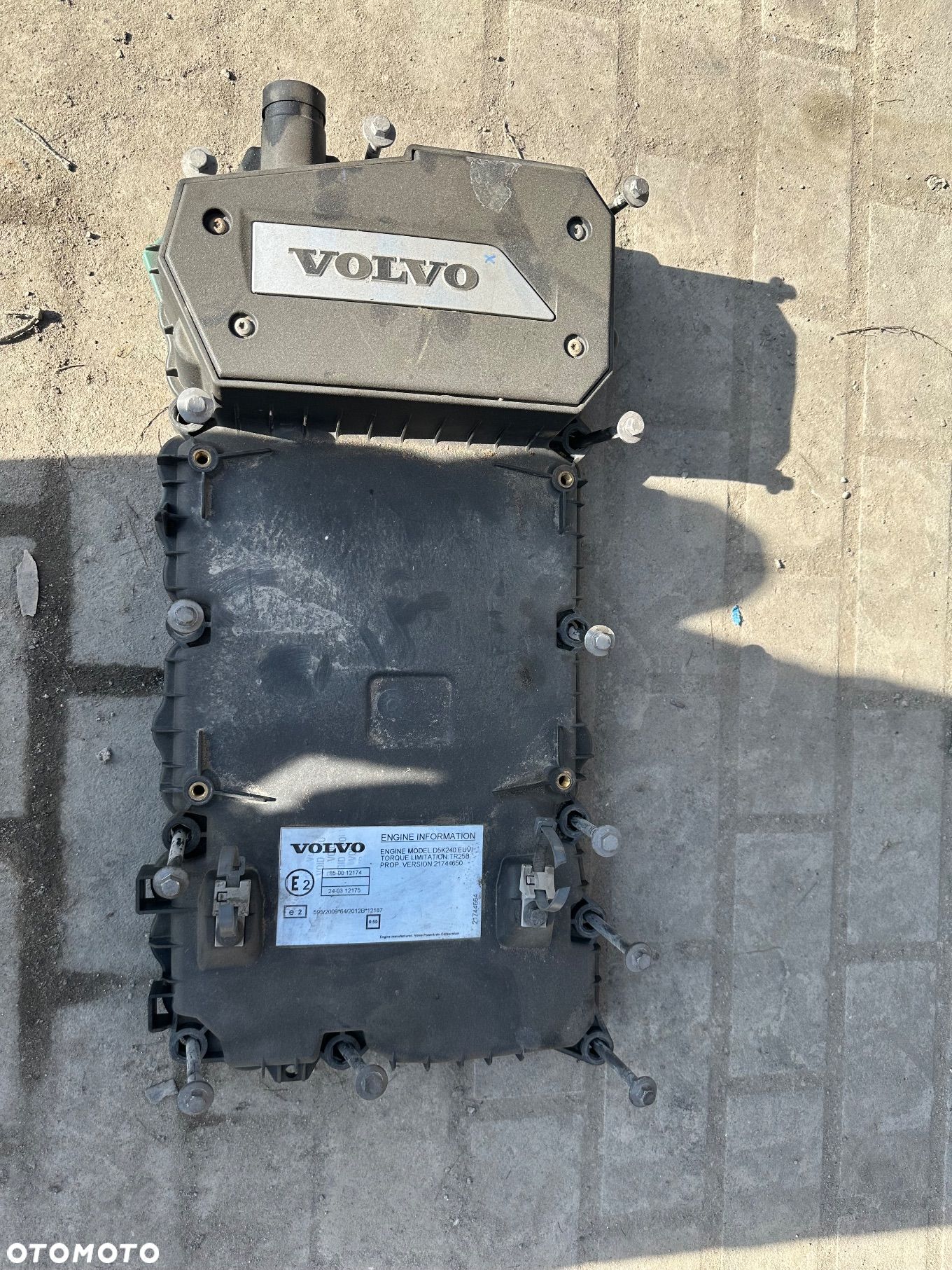 POKRYWA ZAWORÓW VOLVO FL6 D5K240 EURO6. - 1