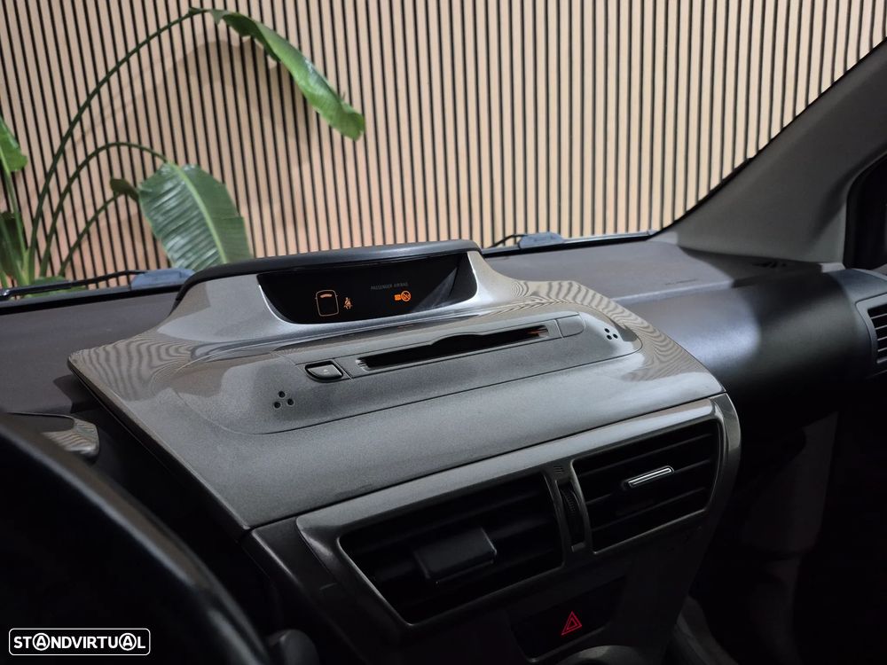 Toyota iQ 1.0 VVT-i - 14