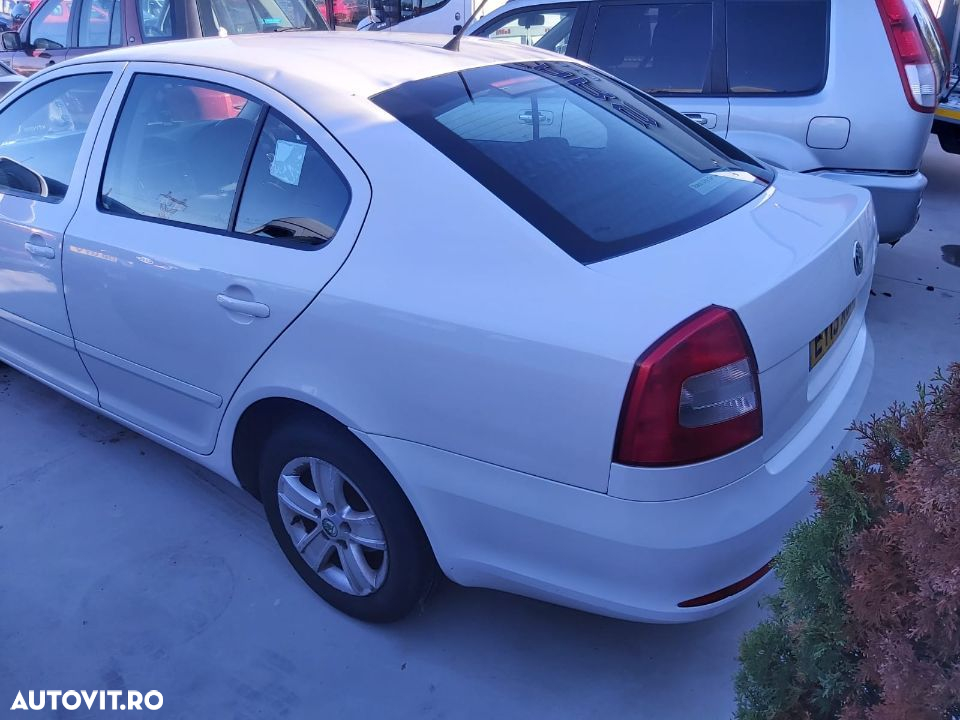 Dezmembrez Skoda Octavia berlina 1.6 diesel - 3