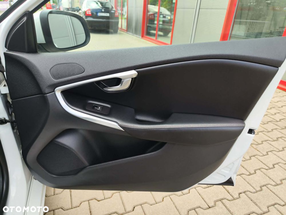Volvo V40 D2 Drive-E R-Design Momentum - 38