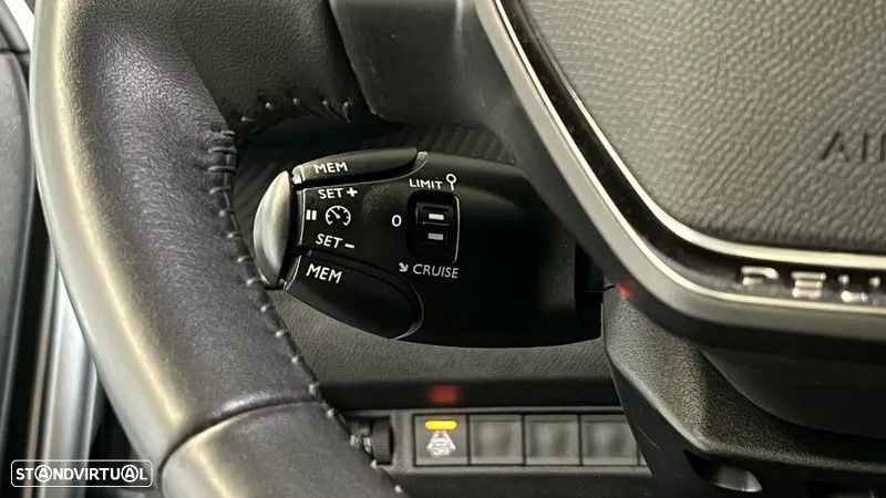 Peugeot e-2008 50 kWh Allure - 11