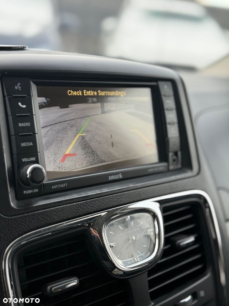 Chrysler Town & Country 3.6 Limited - 26