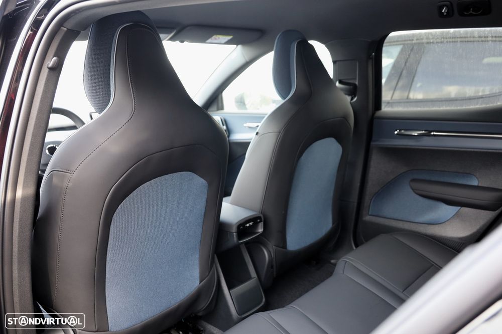 Volvo EX30 69 kWh Single Motor Extended Range Black Edition - 12