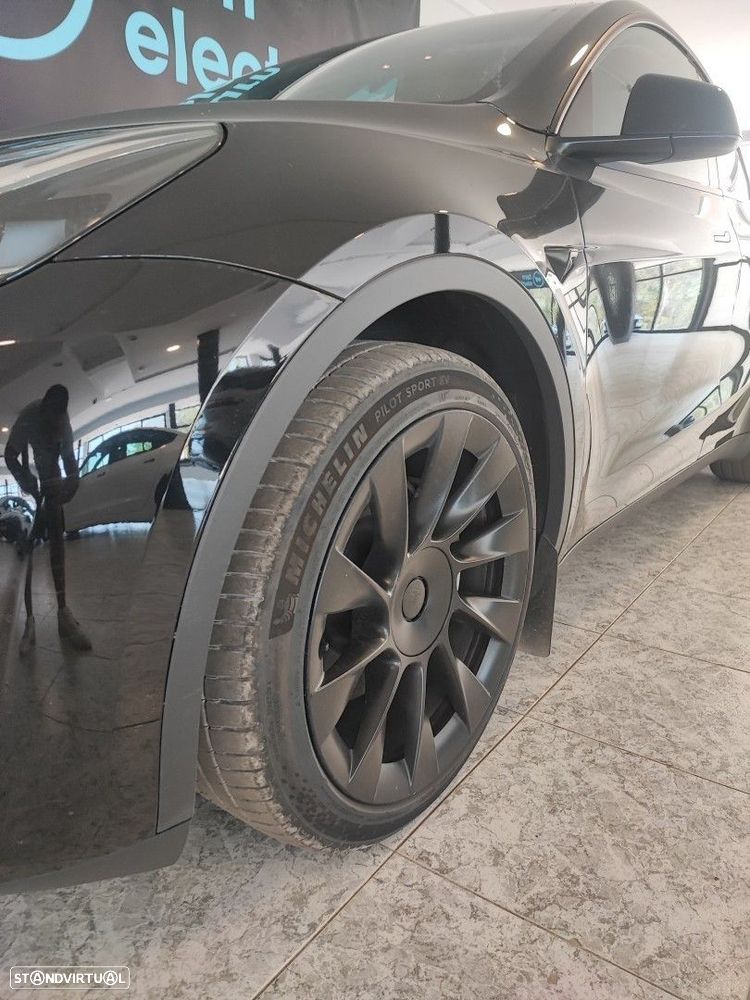 Tesla Model Y Long Range Dual Motor AWD — fotografia 11