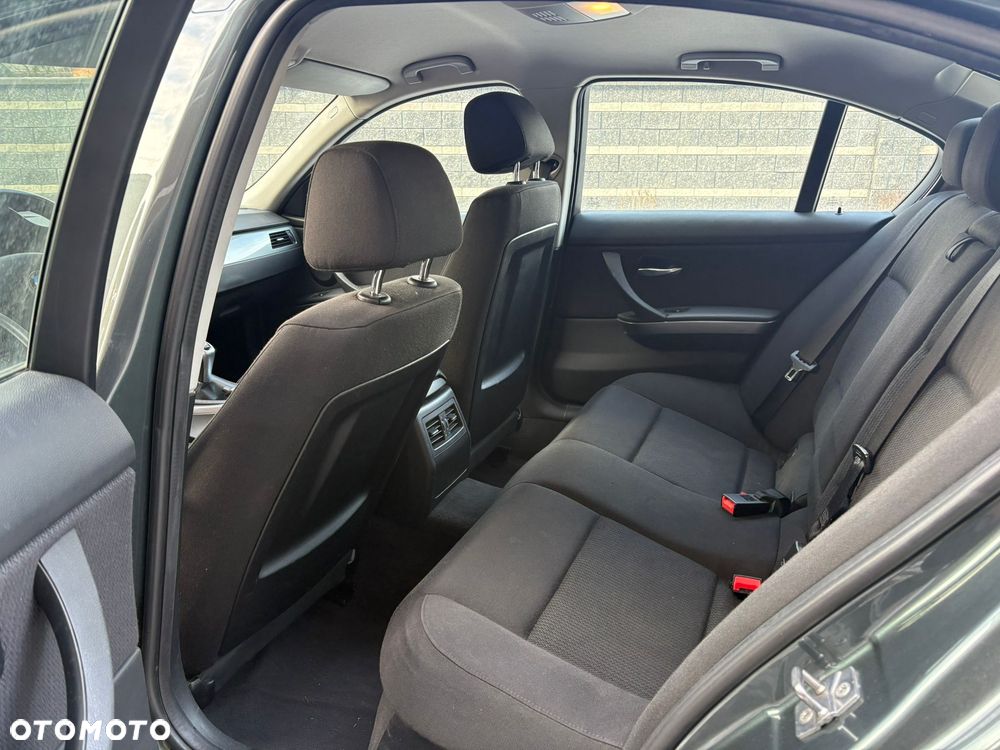 BMW Seria 3 318d - 16