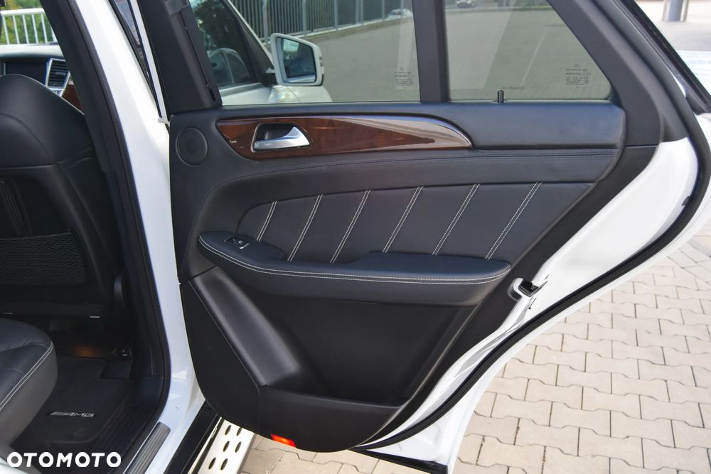 Mercedes-Benz ML 63 AMG 4Matic AMG SPEEDSHIFT 7G-TRONIC AMG Performance Package - 23