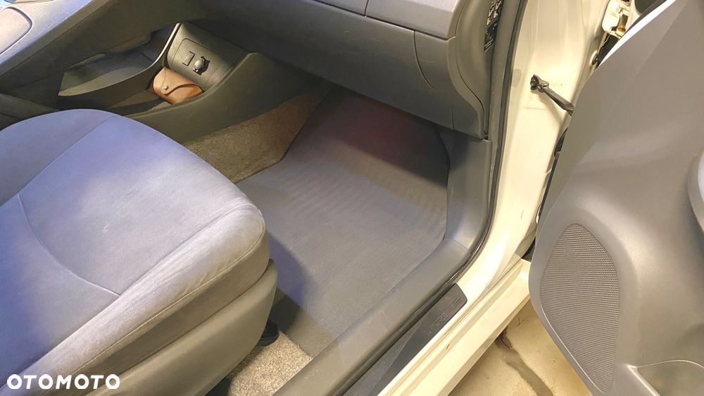 Toyota Prius (Hybrid) Life - 17