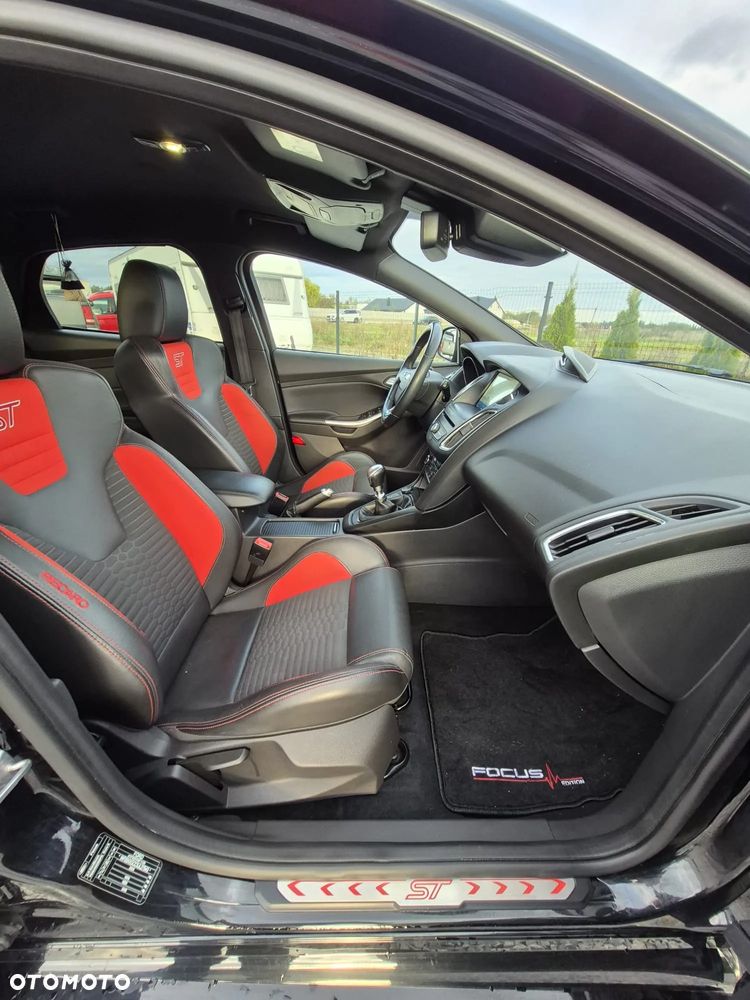 Ford Focus 2.0 EcoBoost ST - 36