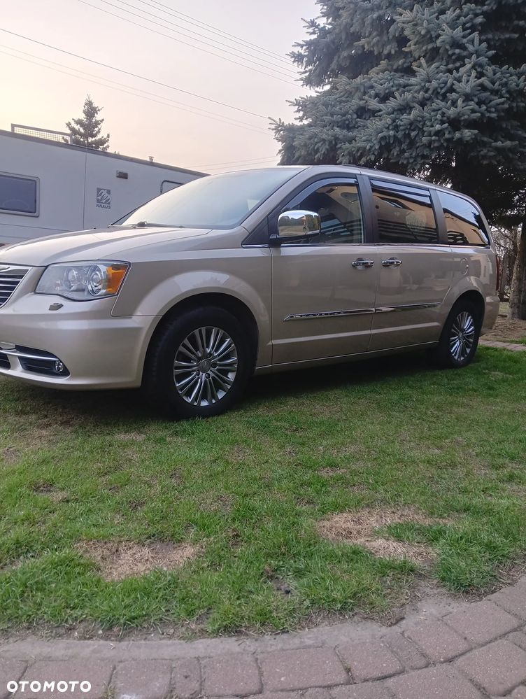 Chrysler Town & Country 3.6 Limited - 12