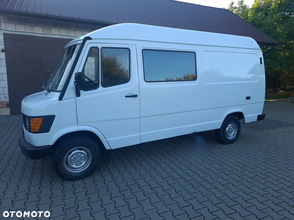 Mercedes-Benz 210.  2,9D - 2