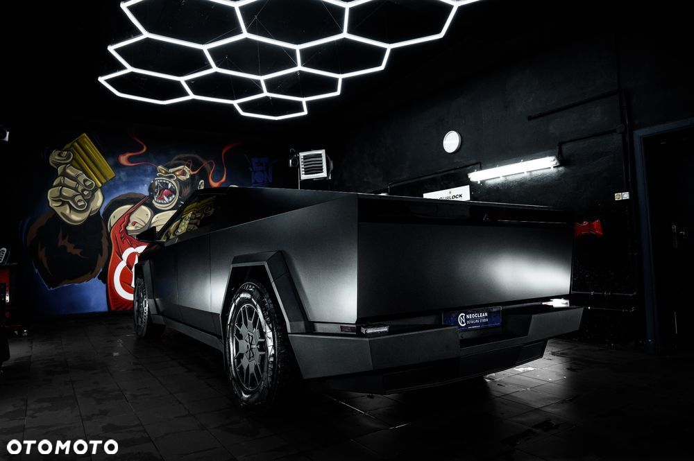 Tesla Cybertruck - 15