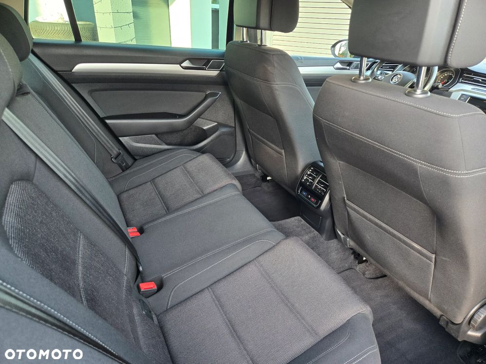 Volkswagen Passat 2.0 TDI SCR DSG Comfortline - 29