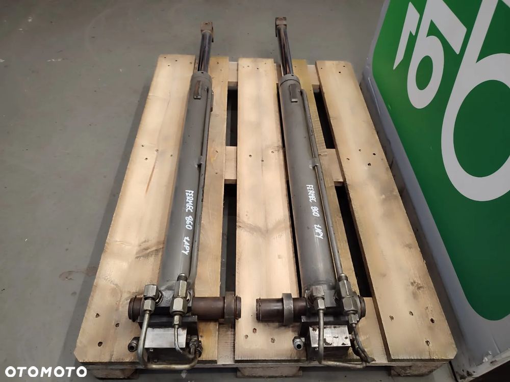 Siłownik hydrauliczny wychyłu przedniego ramienia FERMEC 860 - 4