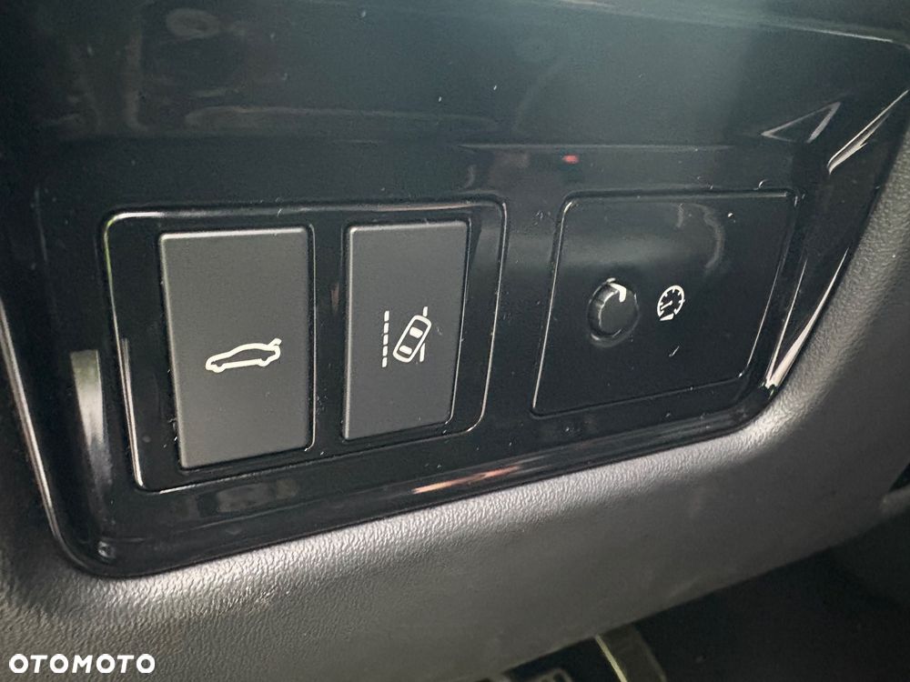 Jaguar XE 25t R-Sport - 28