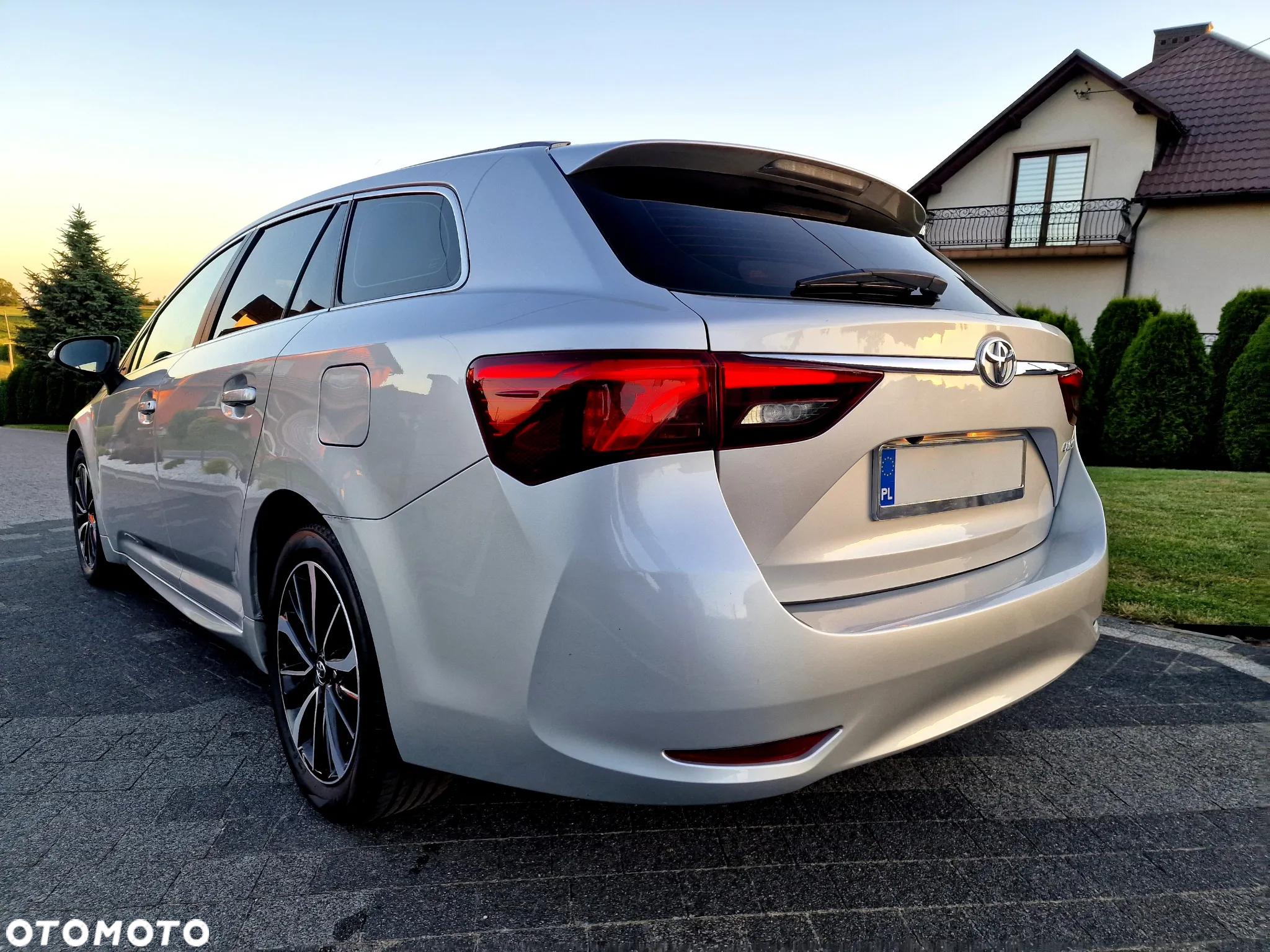 Toyota Avensis 2.0 D-4D Premium - 4