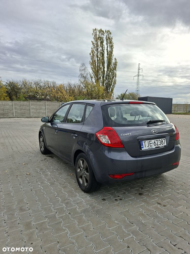 Kia Ceed - 9
