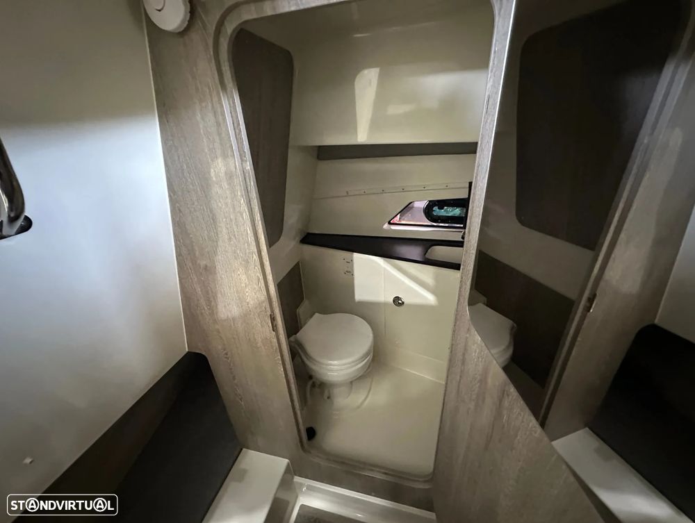 Quicksilver Activ 875 Sundeck - 17