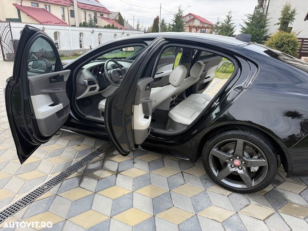 Jaguar XE D180 Aut. R-Dynamic SE - 12