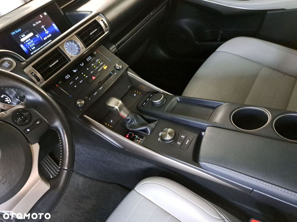 Lexus IS 200t Elite - 27