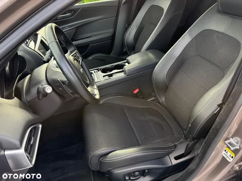 Jaguar XE 2.0 D R-Sport - 27