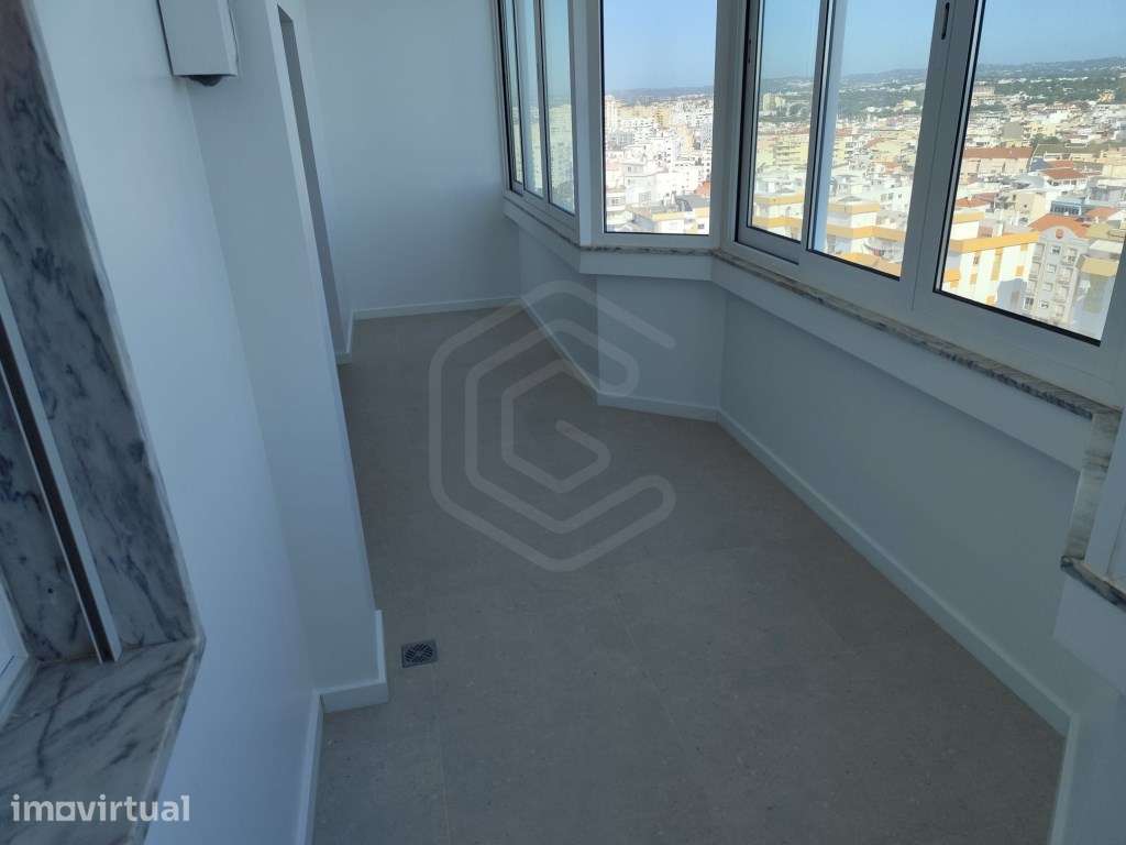 Apartamento T1 totalmente renovado, a 80 metros da Praia de Quartei... - Grande imagem: 2/12