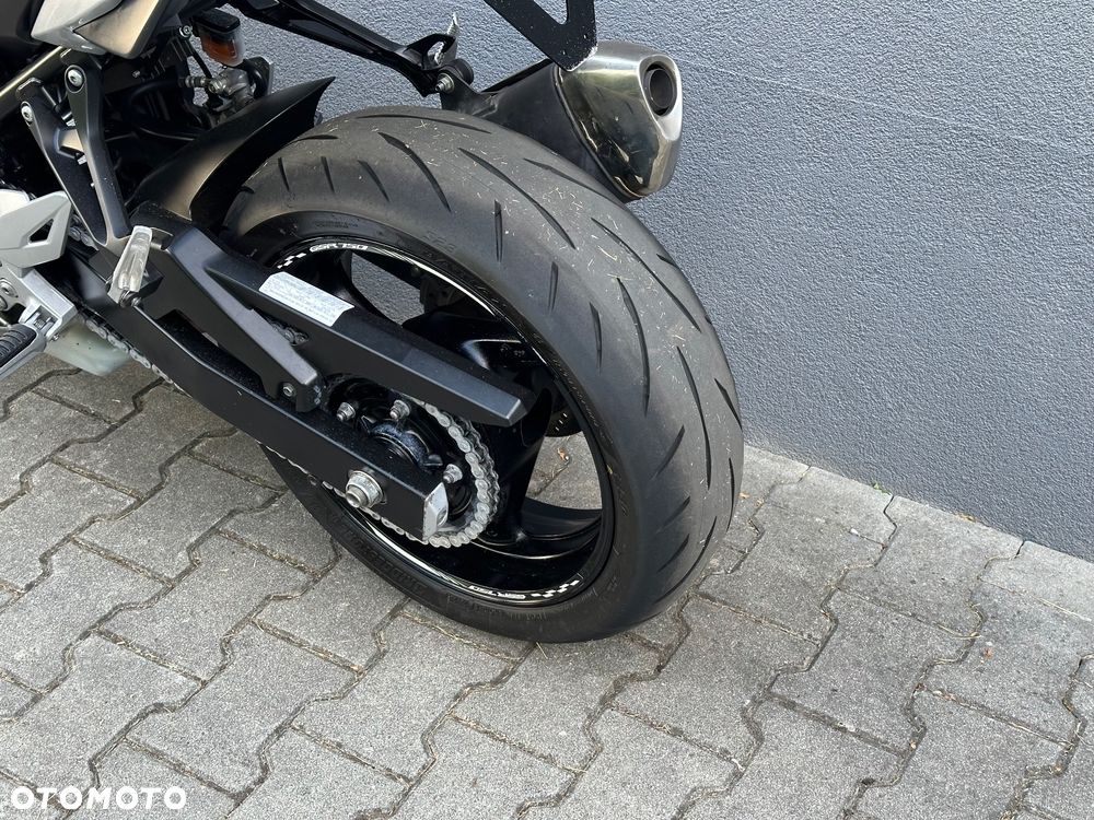 Suzuki GSR - 24