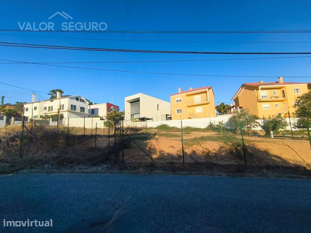 Lote de terreno para construção de moradia no Casal do Pinheiro