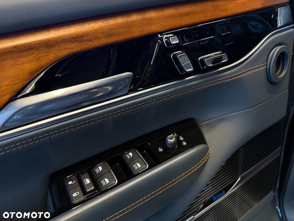 Jeep Grand Wagoneer - 30