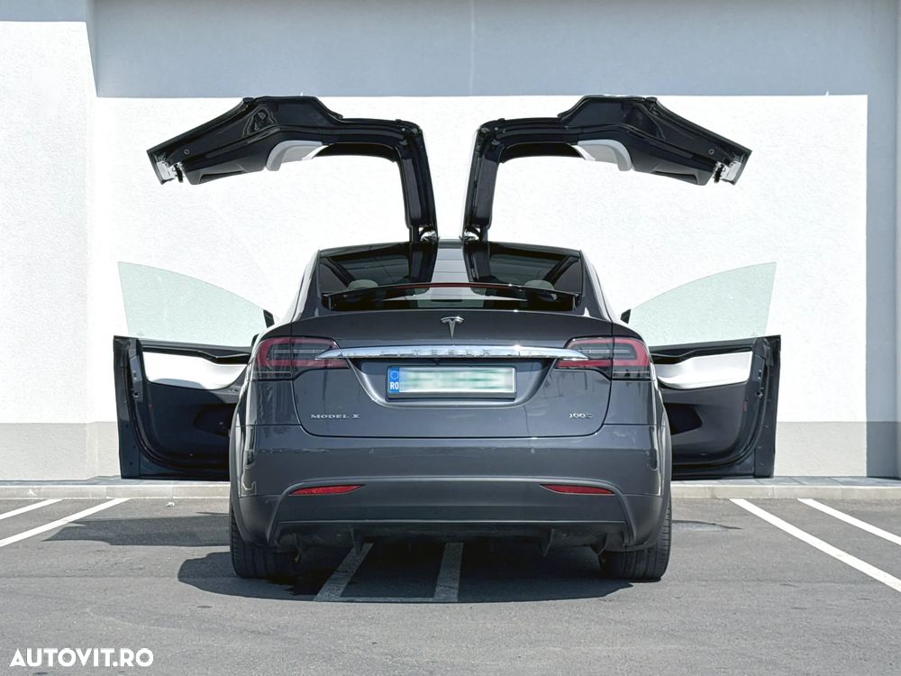 Tesla Model X - 7