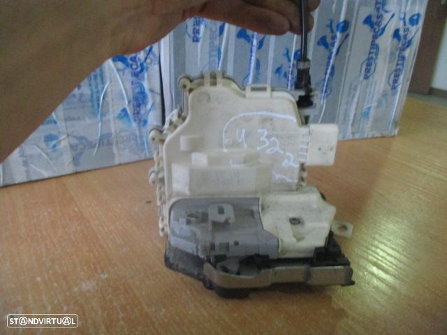 Fecho 8X1837016 AUDI A1 2013 FD 6 PINOS AUDI A1 SPORTBACK 8X FASE 1 2013 1.6TDI 105CV 5P PRETO FD - 6