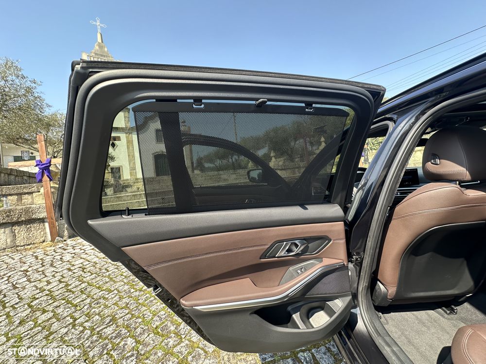 BMW 330 e Pack Desportivo M Pro Auto - 29