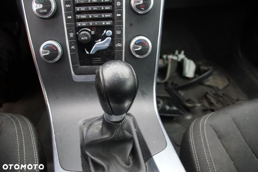 Auto na części - Volvo S60 II Lift 1.6 D 114 KM D4162T 36051127 484 2015R Silnik Skrzynia Drzwi Maska Błotnik Klapa Lampa Lusterko Klamka Szyba Deska Kokpit Sterownik Moduł Czujnik Licznik Wyświetlacz Panel Kierownica - 13