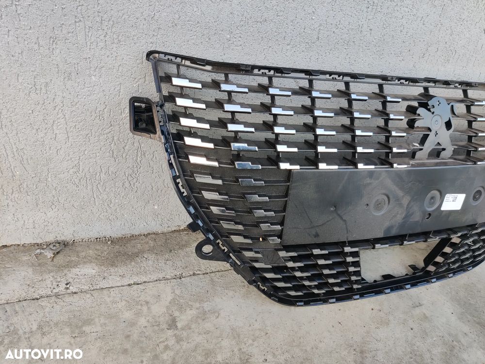 Grila bara fata Peugeot 208 II 2019-2023 defect 9823210080 / 9828636480 - 2