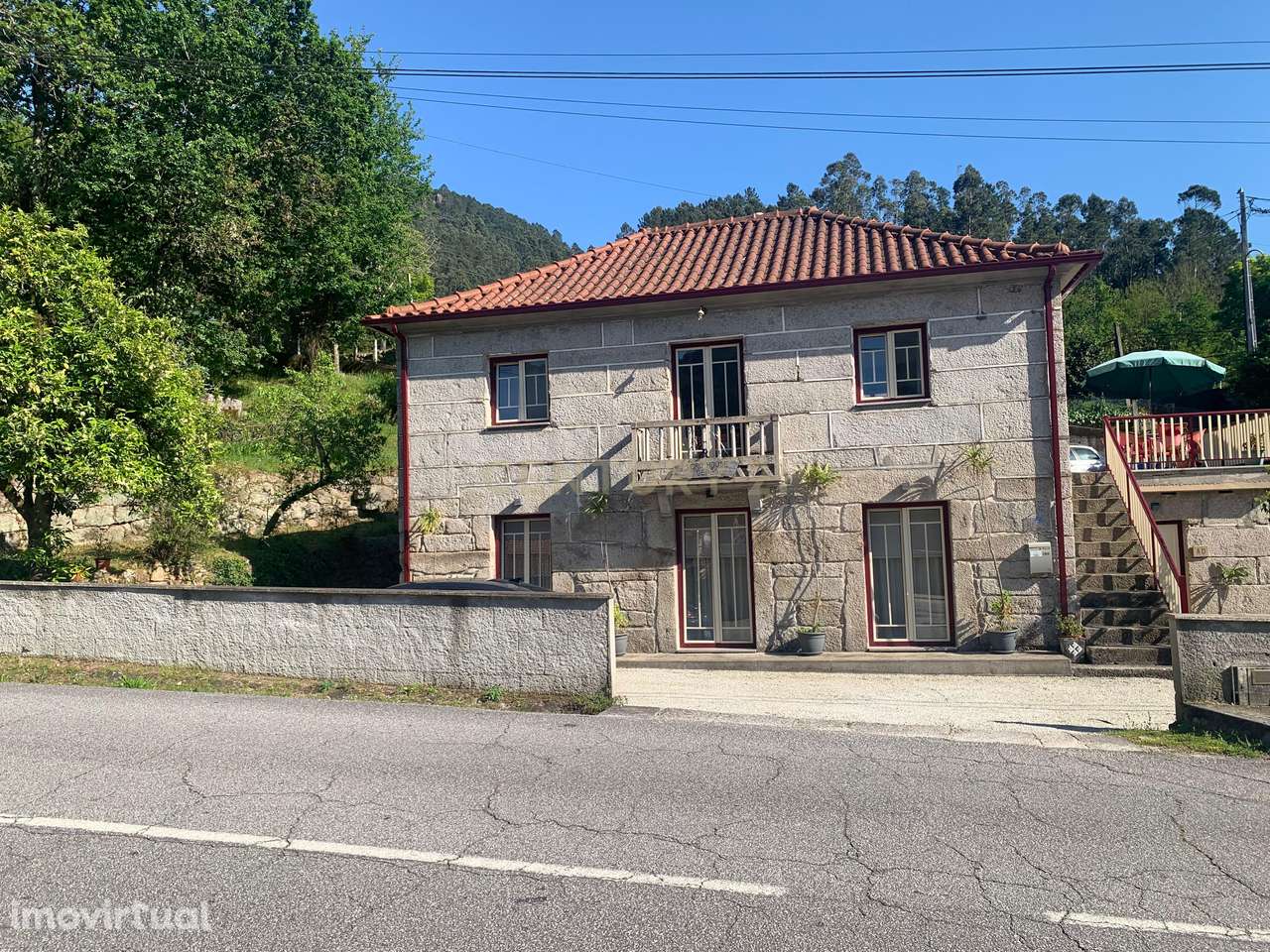 Magnífica Casa com 3 Apartamentos na Vila do Gerês - Grande imagem: 2/38